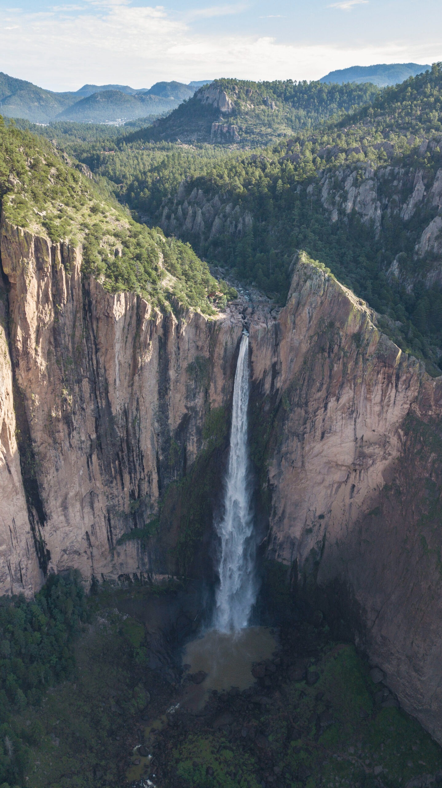 Vista aérea frontal de la Cascada de Basaseachi - 246 metros